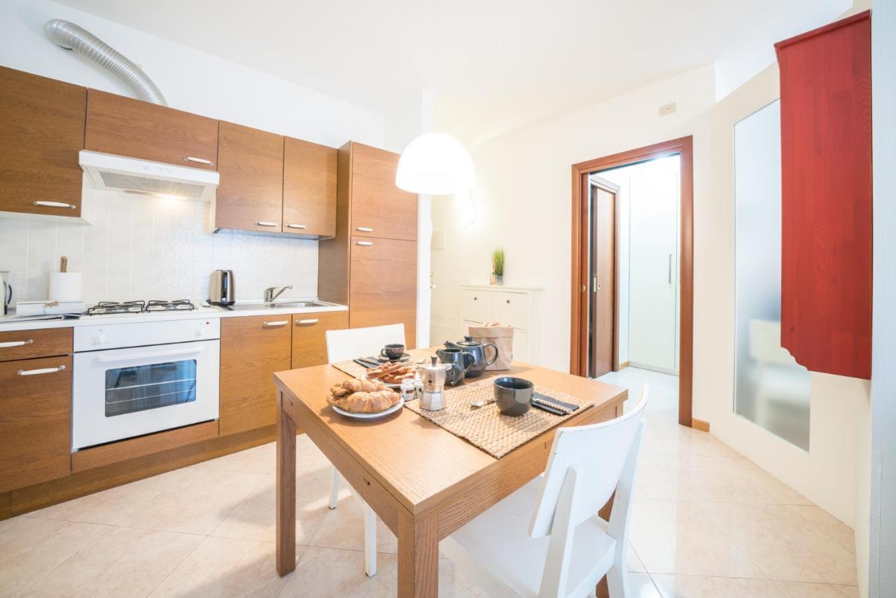 Gardappartamenti Garibaldi City Centre 데센자노델가르다 외부 사진